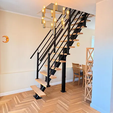 Spacious 2-level I Free Parking