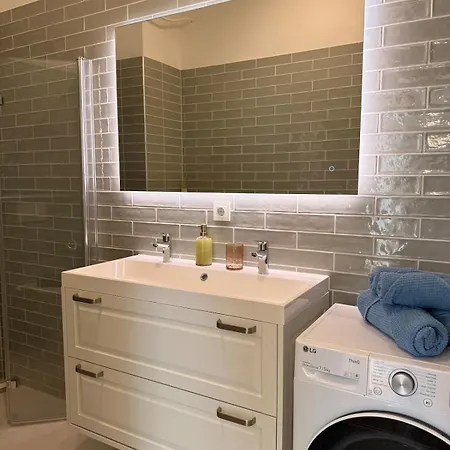 Spacious 2-level I Free Parking Apartman